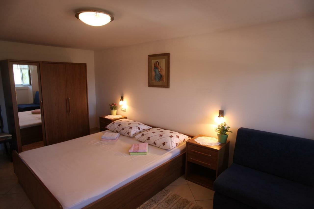 Accommodation Lily Vrana  Buitenkant foto