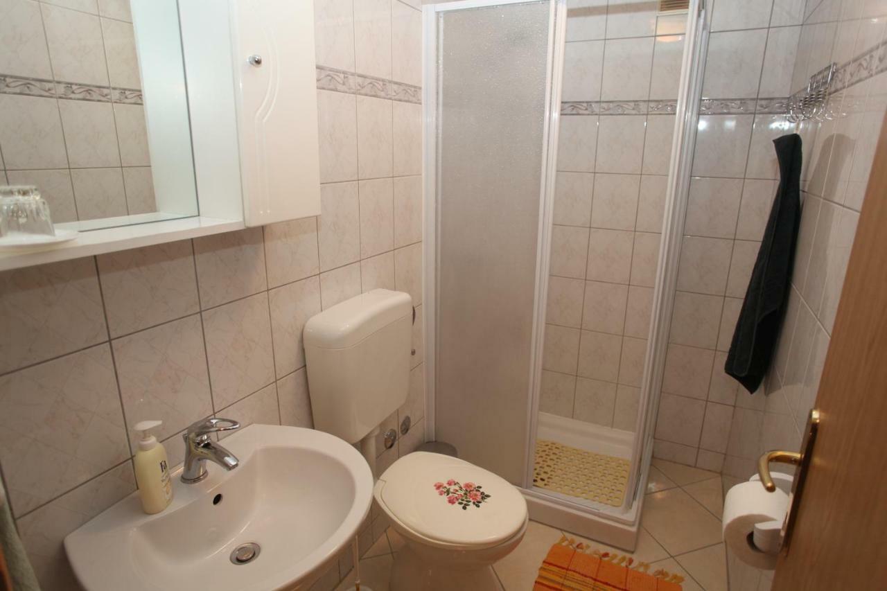Accommodation Lily Vrana  Buitenkant foto