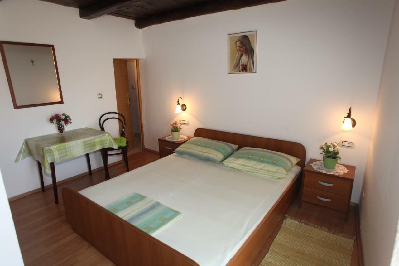 Accommodation Lily Vrana  Buitenkant foto